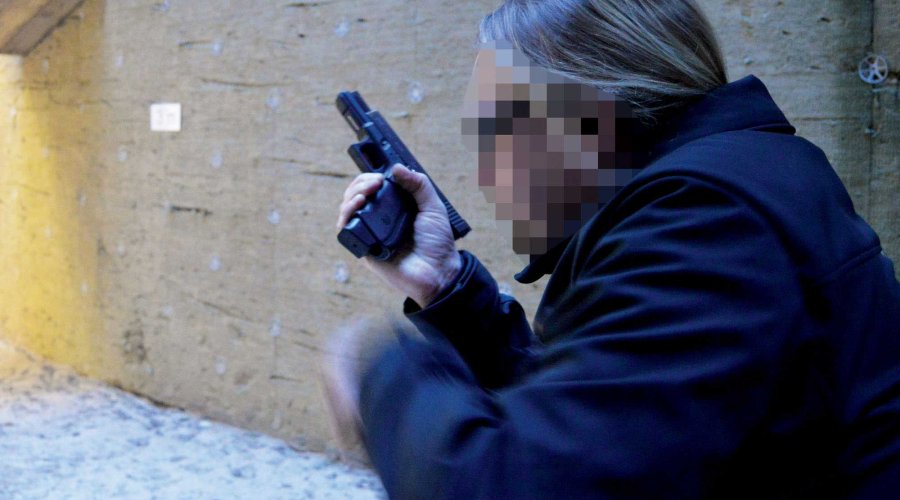 Schütze zeigt reaktives Nachladen einer GLOCK Pistole