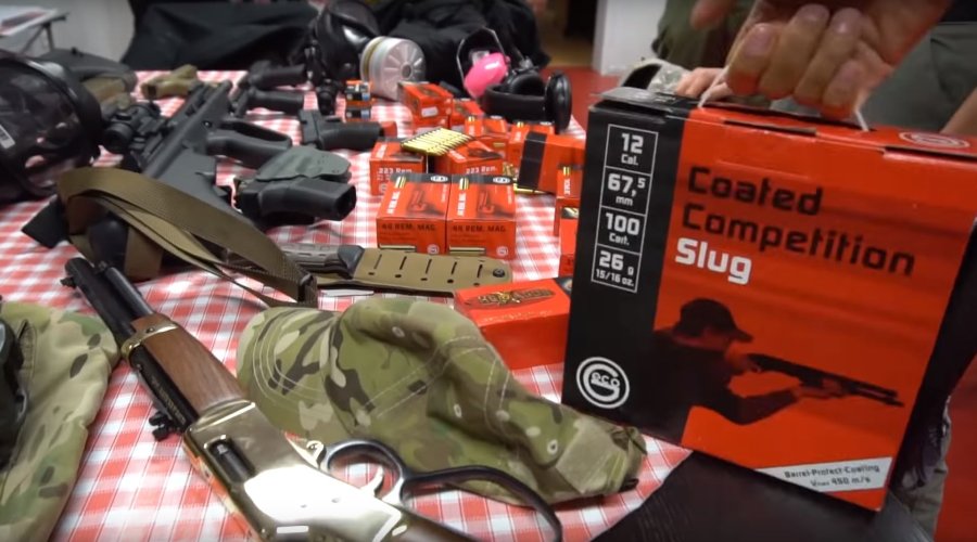 Waffen und Munition auf dem Tisch