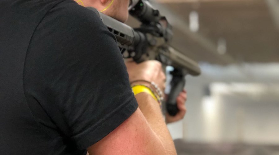 Holzhacker Challenge 2018 im Video: Jede Menge Spaß für Sportschützen! Sportschütze schießt mit Selbstladegewehr von Schmeisser Germany bei der Holzhacker Challenge auf ein Rundholz, um es zu hacken.