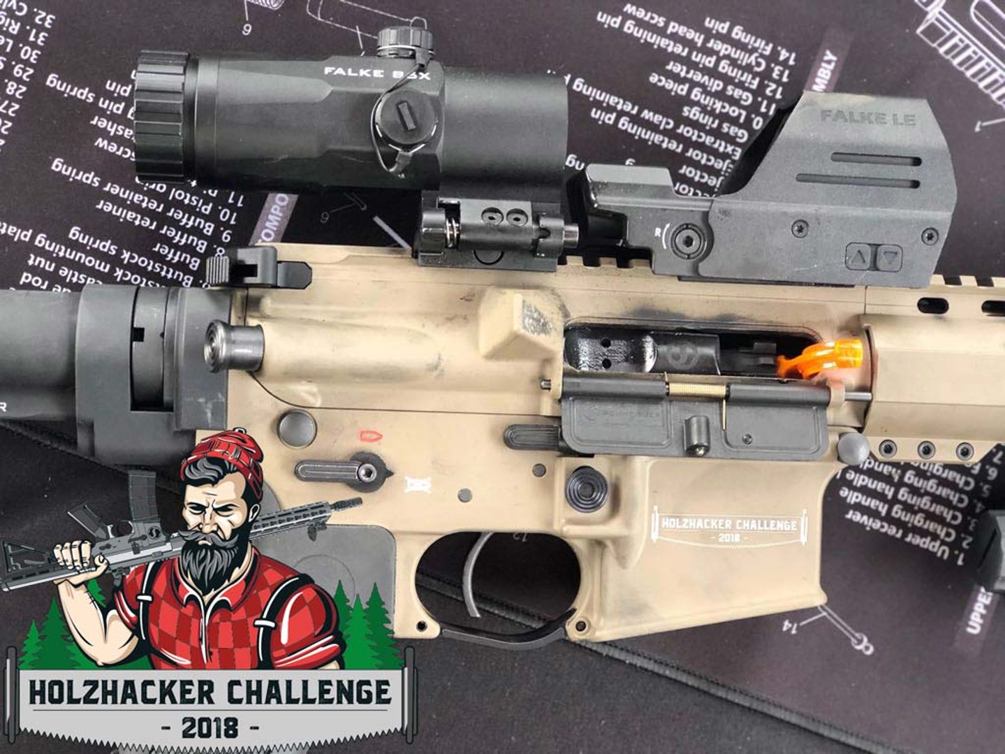 Holzhacker Challenge 2018 im Video: Jede Menge Spaß für Sportschützen! Schmeisser M4 Austria in Flat Dark Earth mit Logo der Holzhacker Challenge.