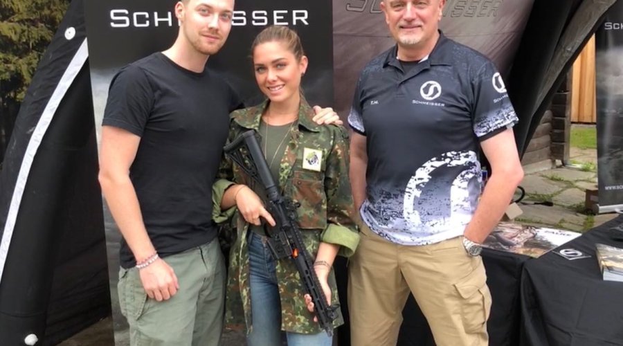 Holzhacker Challenge 2018 im Video: Jede Menge Spaß für Sportschützen! Das Shooting-Paar Mr. and Mrs. Smith neben Thomas Hoff, dem Geschäftsführer von Schmeisser Germany.