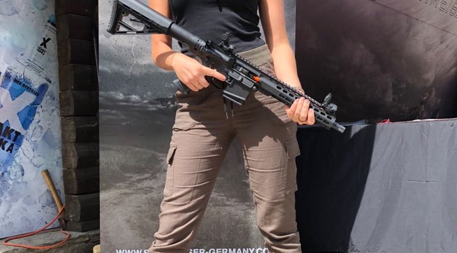 Holzhacker Challenge 2018 im Video: Jede Menge Spaß für Sportschützen! Daniela alias Mrs. Smith mit Schmeisser Selbstladebüchse bei der Holzhacker Challenge 2018.