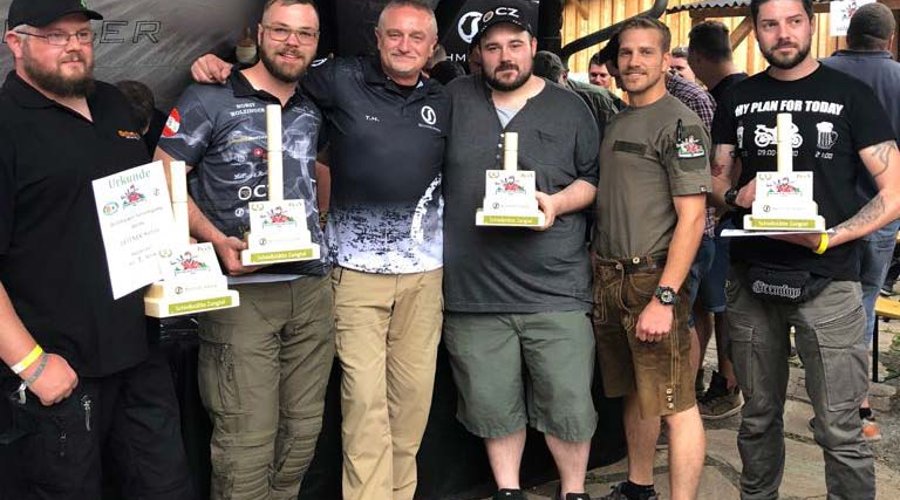 Die Sieger bzw. schnellsten Schützen der Holzhacker Challenge 2018 mit ihren Trophäen.