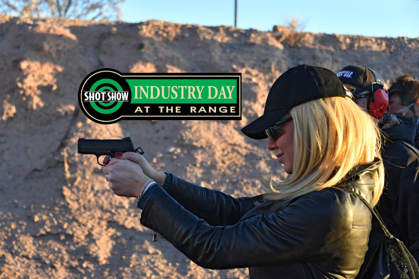 SHOT Show 2017: Industry Day at the Range Blondine schießt Pistole Industry Day at the Range