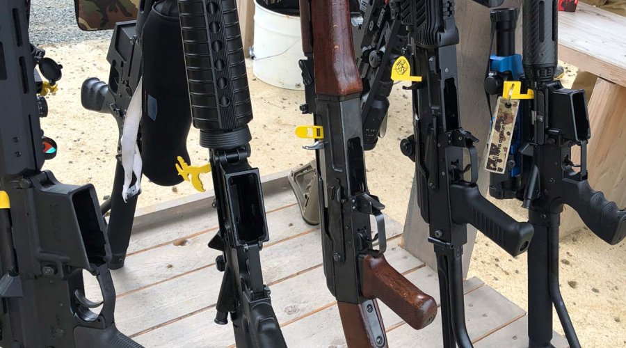 Kalashnikov AK eines Schützen der Französischen Meisterschaften IPSC Rifle 2018