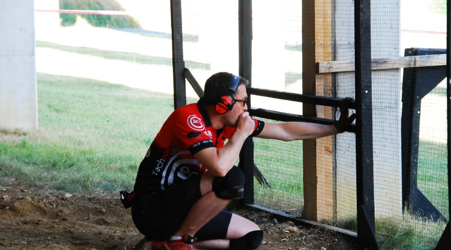 Matchbericht: Französische Meisterschaften IPSC Rifle 2018 Sascha Back vom GECO-IPSC-Team bereitet sich mental auf seinen Durchgang in Stage 3 der Französischen Meisterschaften IPSC Rifle 2018 vor