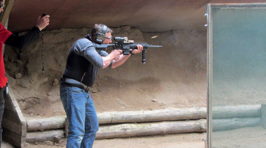 IPSC-Gewehrschütze mit Selbstladegewehr im Anschlag