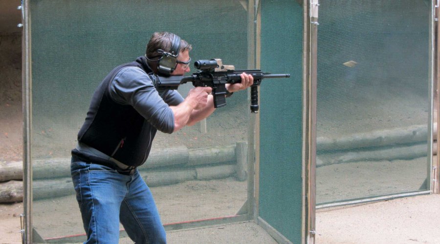 IPSC-Schütze mit Selbstladegewehr aus AR-15-Familie in einer Stage bei einem IPSC-Wettkampf
