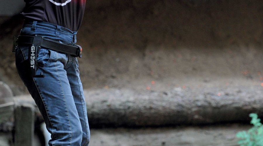 Bewegungsstudie der IPSC-Production-Weltmeisterin Maria Gushchina mit Tanfoglio-Pistole