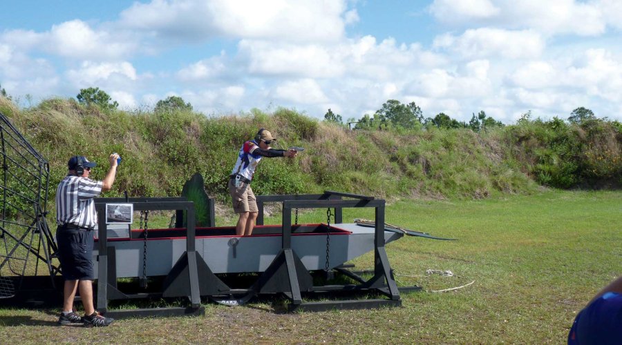 IPSC-Schütze und Range Officer in einem ausgefallen Parcours-Aufbau bei IPSC-Wettkampf