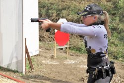 IPSC-Schießen: Was für ein Schießsport ist das eigentlich? Frauen im IPSC-Schießsport - Sportschützin Maria Gushchina bei der Europameisterschaft IPSC Kurzwaffe 2016