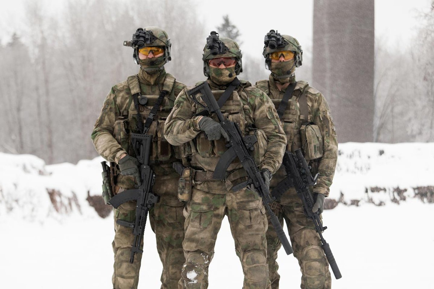 Kalaschnikow: Russland gibt Mehrheit vom Konzern ab Soldaten mit neuen Kalaschnikow Gewehren.