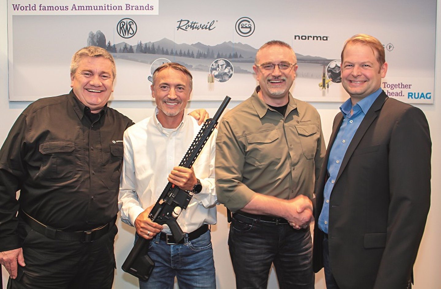 RUAG Ammotec Austria erweitert Lieferprogramm mit Schmeisser CEO Gruppenfoto von RUAG Ammotec Austria und Schmeisser