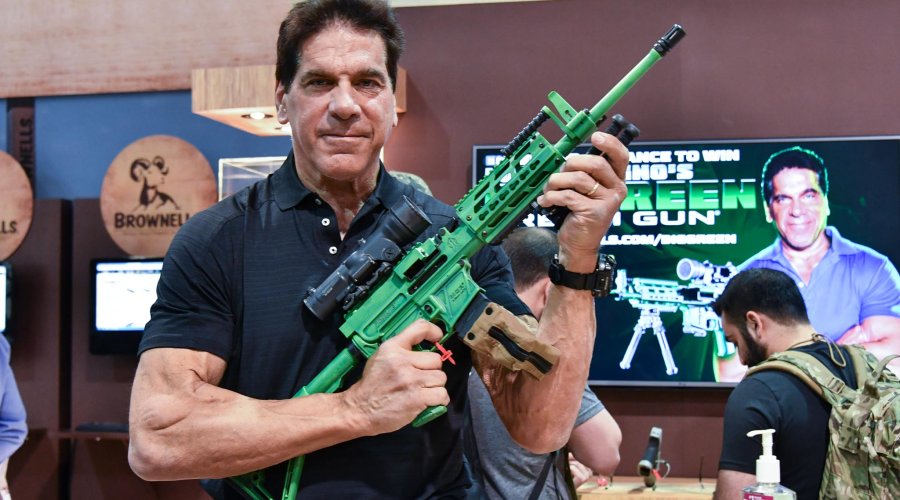 SHOT Show 2017: Fazit und Bilanz HULK Darsteller Lou Ferrigno mit grüner AR-15