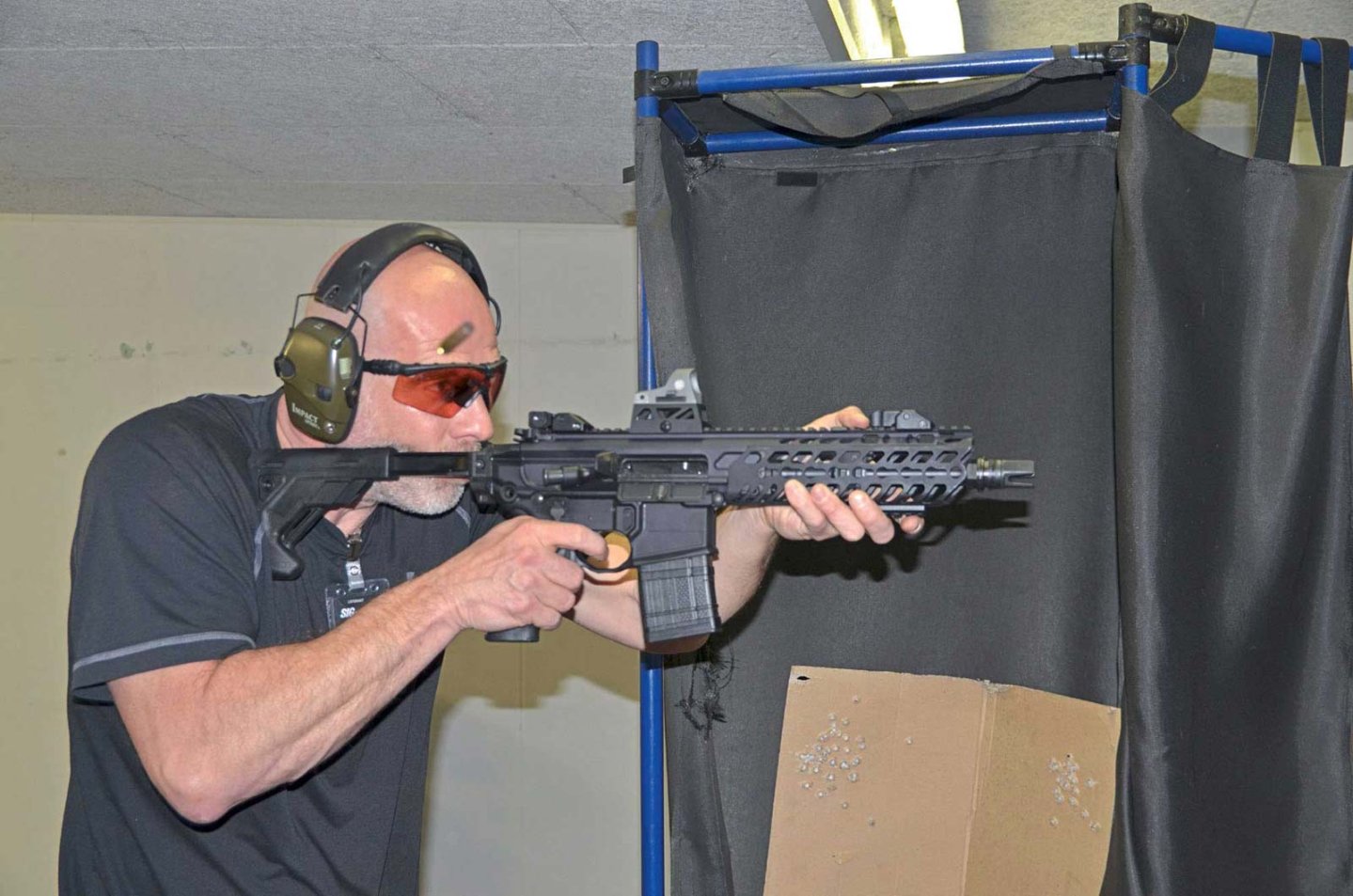 Das MCX in .300 Blackout mit 9" (228 mm)-Lauf und Romeo 1-Minileuchtpunktvisier im Schuss. Das auch für den Polizeieinsatz bestens geeignete Gewehr mit klappbarer Schulterstütze ist nicht größer als eine MP, lässt sich verdeckt führen und verfügt mit Einsatzmunition wie der RUAG Swiss P HV Styx Action über eine hohe zielballistische Leistung. Zudem ist es ideal für Schalldämpfer- und Unterschallmunition-Einsatz. Sturmgewehr SIG Sauer MCX im Test auf dem Schießstand