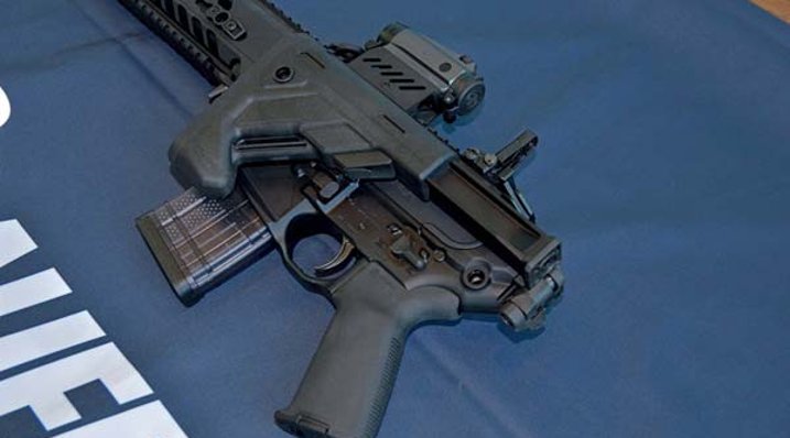 Multikaliber-Sturmgewehr SIG Sauer MCX mit eingeklappter Schulterstütze