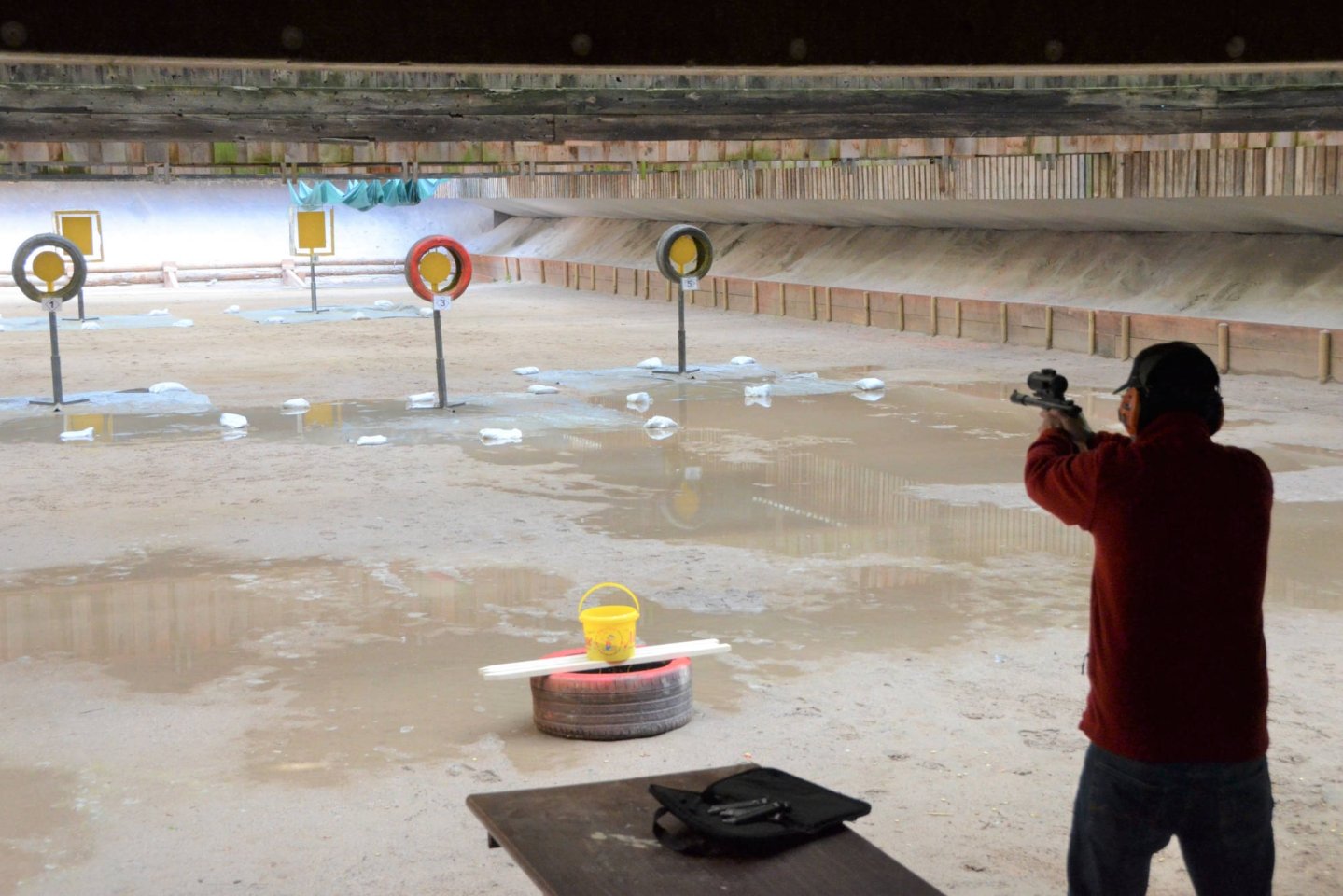 Sportschütze schießt bei der Deutschen Meisterschaft Steel Challenge 2017