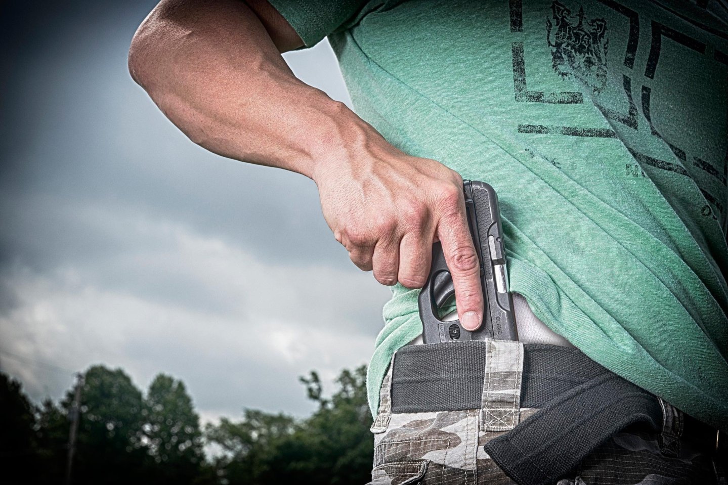 Tschechien lockert Waffengesetz Taurus-Pistole im Holster