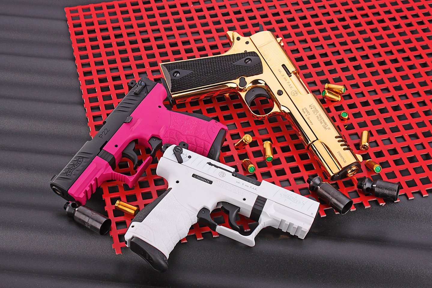 Umgang mit Gas- und Signalwaffen nach dem Waffengesetz 3 Schreckschusspistolen von UMAREX in Gold, Weiß und Pink