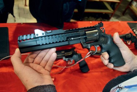 Waffenbörse Kassel im Frühjahr 2019 Jemand hält den Korth Super Sport 1400 in beiden Händen, um ihn zu betrachten.