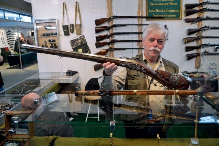 Waffenbörse Kassel im Frühjahr 2019 Werner Biederstädt präsentiert an seinem Messestand eine Steinschloss-Jägerbüchse.