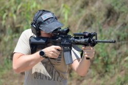Nach Amoklauf in Örebro: Schweden verbietet AR-15-Büchsen für Jäger Schütze auf dem Schießstand mit AR-15-Büchse.