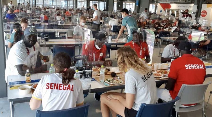 Das Restaurant des olympischen Dorfes mit den allgegenwärtigen Plexiglaswänden.
