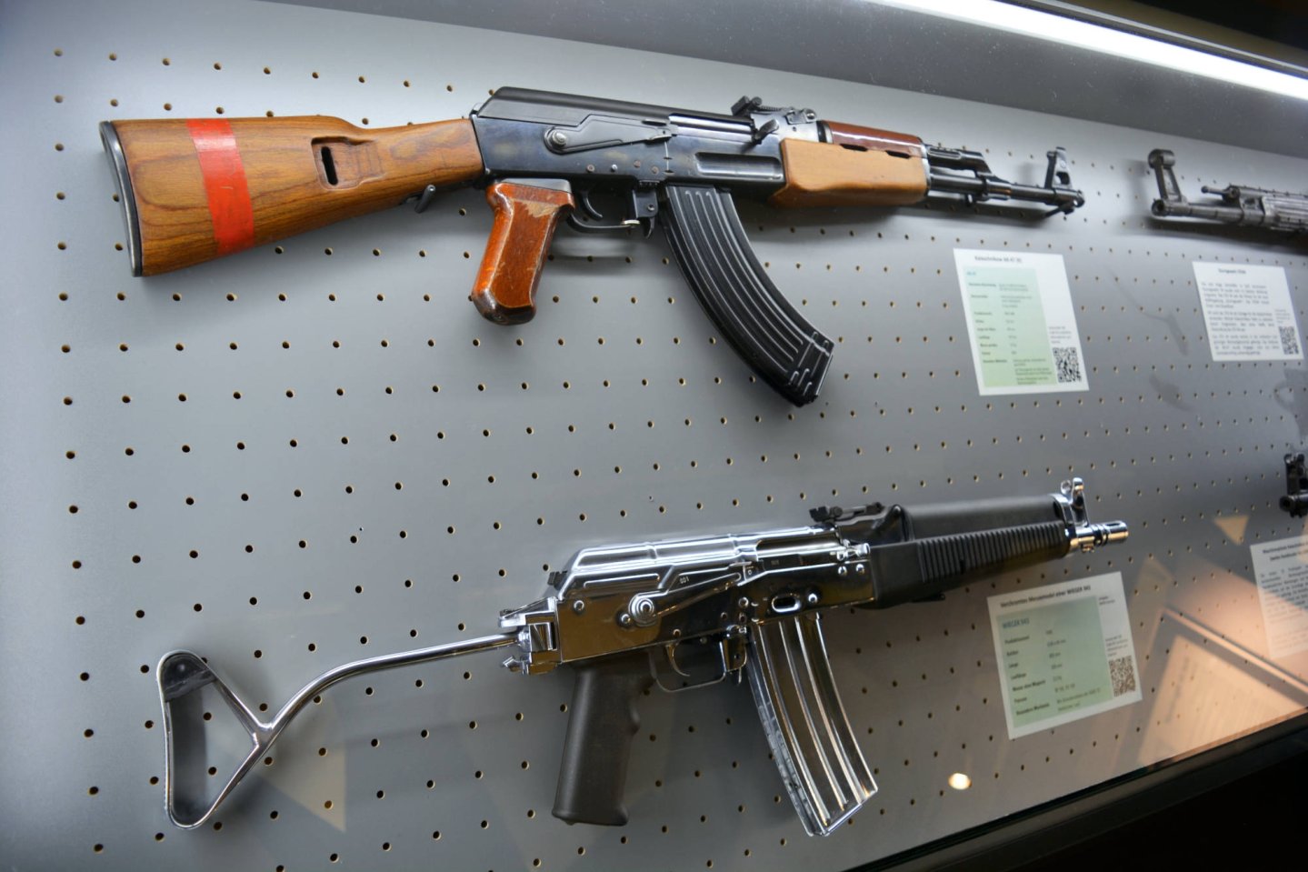 Mythos Wieger Sturmgewehr: Auf der Sonderausstellung im Waffenmuseum Suhl Schnittmodell AK-47 über einer verchromten Wieger in einer Vitrine.