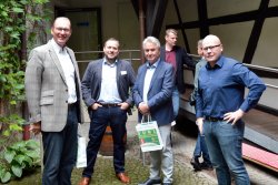 Mythos Wieger Sturmgewehr: Auf der Sonderausstellung im Waffenmuseum Suhl Bekannte Gesichter der Branche beim Gruppenfoto.