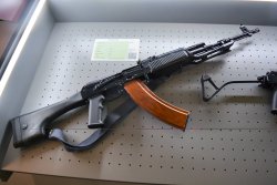 Mythos Wieger Sturmgewehr: Auf der Sonderausstellung im Waffenmuseum Suhl Sturmgewehr aus den Wieger-Werken in der kompletten Ansicht.