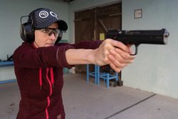 Anke Bolle IPSC Schützin Berlin schießt die CZ Shadow 2