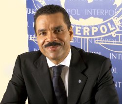 Stellungnahme von Firearms United nach den Anschlägen in Paris Interpol Generalsekretär Ronald K. Noble