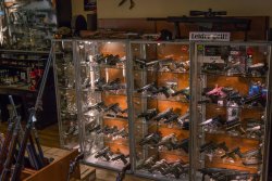 Austria Arms: Unternehmensportrait und Interview nach dem Corona Shut-Down Barrett M82A1 auf der Vitrine von Austria Arms