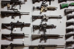 Austria Arms: Unternehmensportrait und Interview nach dem Corona Shut-Down Halbautomatische Langwaffen an der Wand bei Austria Arms