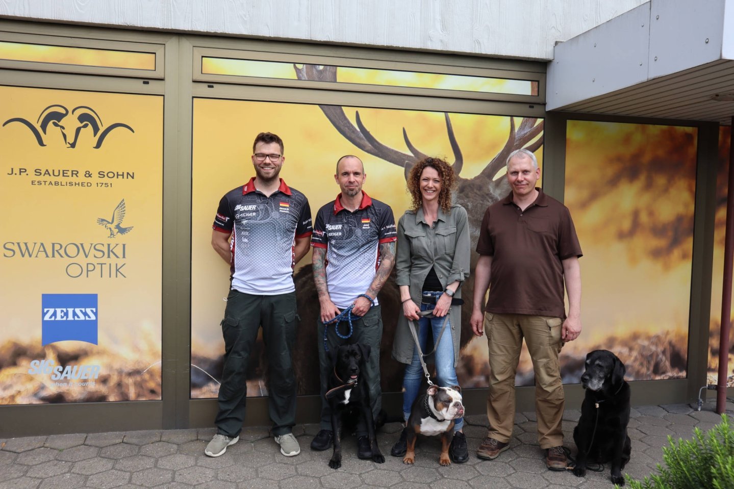 Im Portrait: B&H Waffenhandel – vom Top Händler von SIG Sauer Pistolen zum Spezialvertrieb für Jagd und Sportwaffen. Online und vor Ort. Das Team von B&H Waffenhandel (von links): Hendrik Hansen, Jens Busch, Mara Peters und Jörn Grieme.