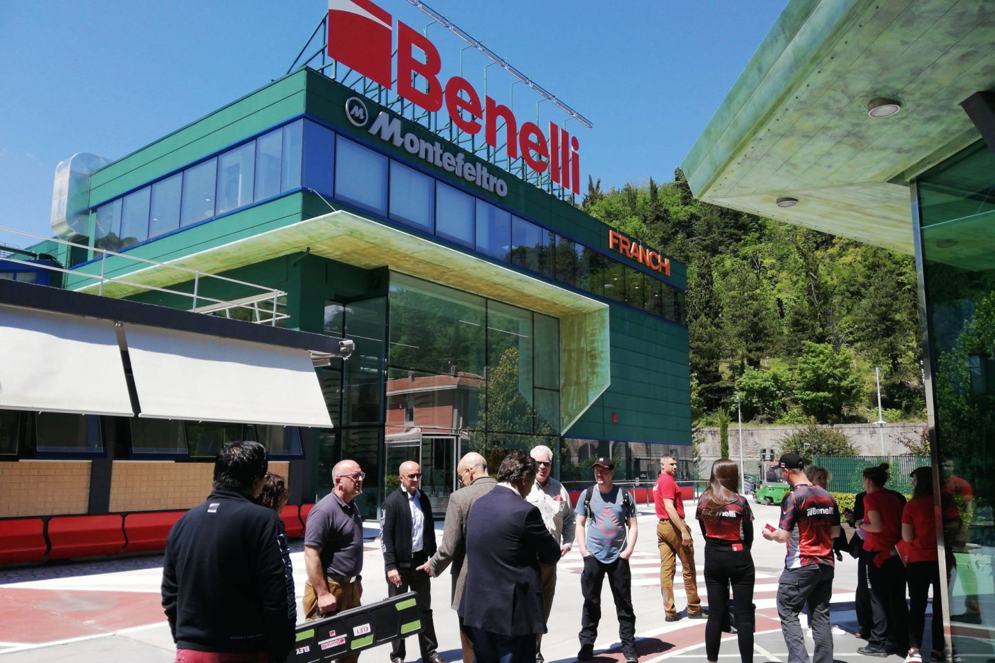 Benelli: Unternehmensporträt und das neue Be Team in Action Journalisten und Be Team, die IPSC-Mannschaft von Benelli, vor dem Unternehmenssitz.