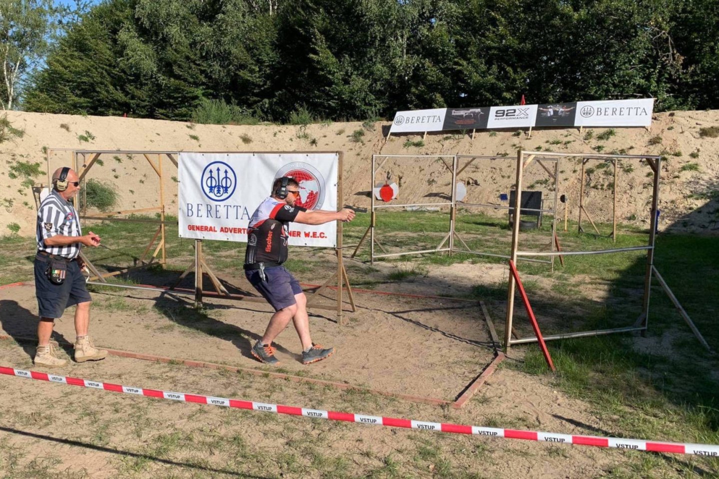 Range Officer und Schütze auf einer von 24 Stages der Polish Extreme Open