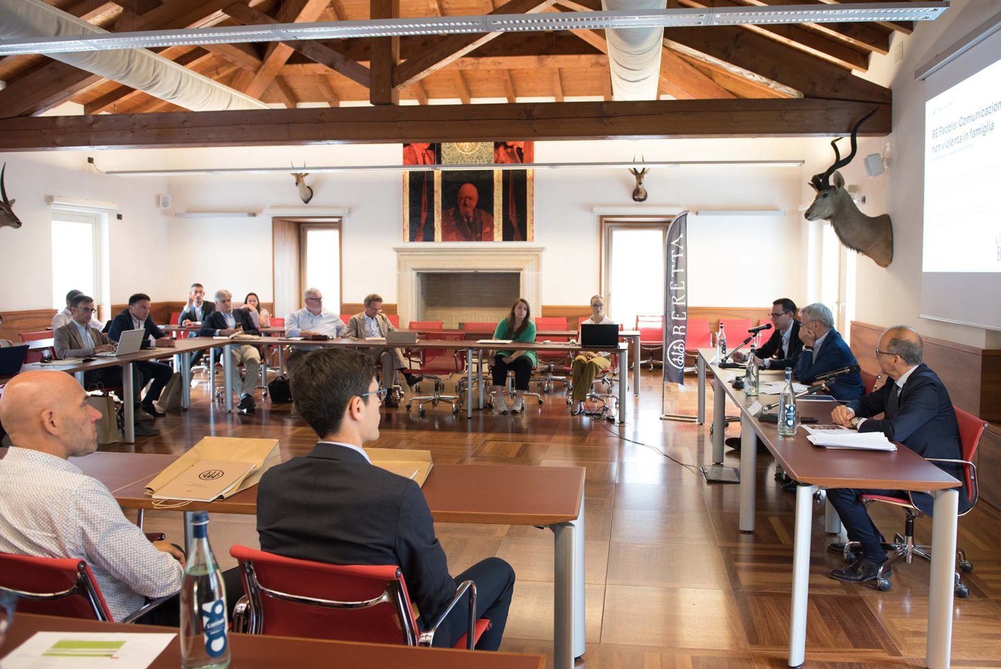 Traditionsunternehmen Beretta veröffentlicht Nachhaltigkeitsbericht für das Jahr 2022  Die Pressekonferenz, bei der Beretta seinen Nachhaltigkeitsreport für das Jahr 2022 veröffentlicht hat, fand am Stammsitz des Unternehmens in Gardone Val Trompia statt.