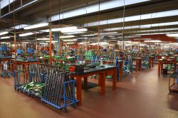 Zu Besuch bei Perazzi: Was macht die sportlichen Gewehre aus? Werk von Perazzi für Produktion von Jagdflinten und Sportgewehren