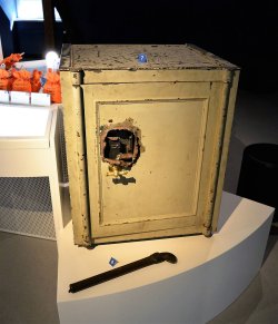 Besuch im Polizeimuseum Hamburg: Eine Reise durch die Geschichte der Behörde Tresor mit Einbruchsspuren im Polizeimuseum Hamburg