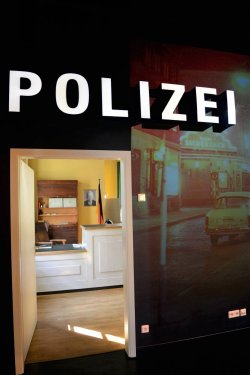 Besuch im Polizeimuseum Hamburg: Eine Reise durch die Geschichte der Behörde nachgebildete Polizeiwache aus den 1960er-Jahren im Polizeimuseum Hamburg