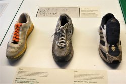 Besuch im Polizeimuseum Hamburg: Eine Reise durch die Geschichte der Behörde Schuhe als Spurensicherung und Beweismittel im Polizeimuseum Hamburg