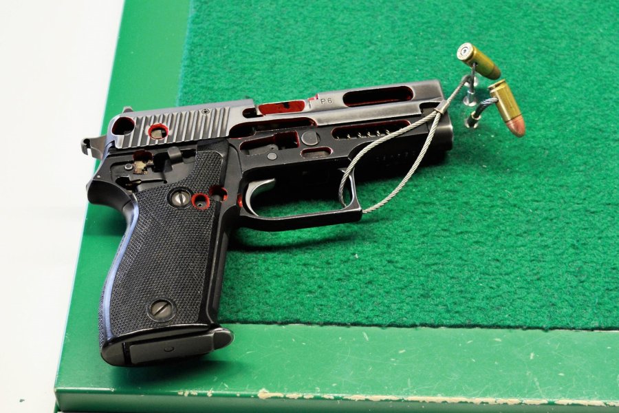 Besuch im Polizeimuseum Hamburg: Eine Reise durch die Geschichte der Behörde SIG Sauer P6 mit Patronen im Polizeimuseum Hamburg