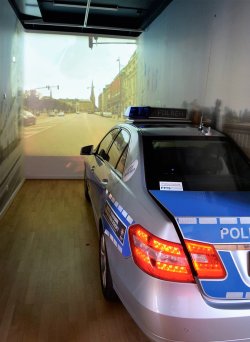 Besuch im Polizeimuseum Hamburg: Eine Reise durch die Geschichte der Behörde Echter Streifenwagen im Polizeimuseum Hamburg