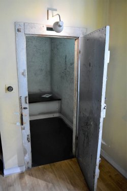 Besuch im Polizeimuseum Hamburg: Eine Reise durch die Geschichte der Behörde Zelle einer Polizeiwache der 1960er Jahre im Polizeimuseum Hamburg
