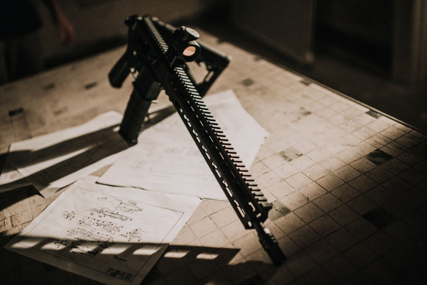 Neuheiten von Brownells auf der IWA OutdoorClassics 2019 Brownells BRN-180 auf einem Schreibtisch mit Konstruktionsskizzen.