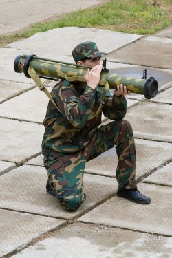 Neues Buch: Russische Nahkampfmittel Russischer Soldat mit Raketenwerfer