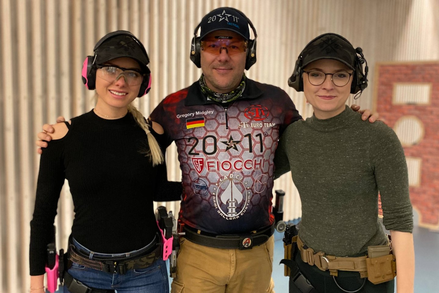 IWA-Ersatzprogramm im MSZU: Danielle Valkyrie und Hanna Selena im IPSC-Training mit Gregory Midgley Danielle Valkyrie (links), IPSC-Instructor Gregory Midgley und Hanna Selena.