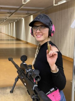 IWA-Ersatzprogramm im MSZU: Danielle Valkyrie und Hanna Selena im IPSC-Training mit Gregory Midgley Danielle Valkyrie zeigt uns stolz die Hülse einer .50 BMG-Patrone.