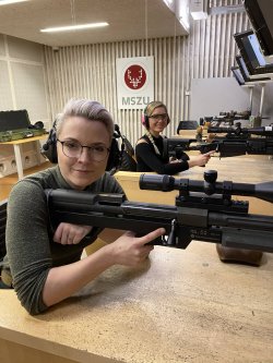 IWA-Ersatzprogramm im MSZU: Danielle Valkyrie und Hanna Selena im IPSC-Training mit Gregory Midgley Hanna Selena mit einer Steyr HS 50 in .50 BMG